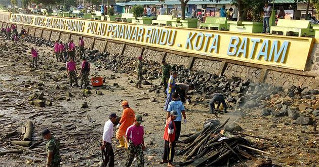 56TIKA-7 Ton Sampah Diangkut dari Laut Belakangpadang.jpg